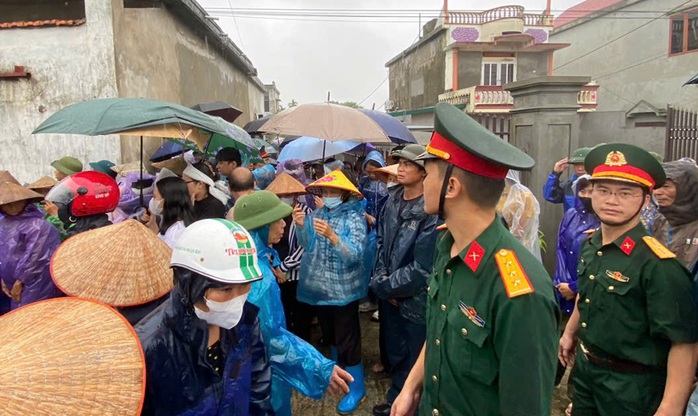 Quê nhà, đồng đội dầm mưa tiễn biệt đại úy Nguyễn Đình Khiêm- Ảnh 2. Quê nhà, đồng đội dầm mưa tiễn biệt đại úy Nguyễn Đình Khiêm- Ảnh 2.