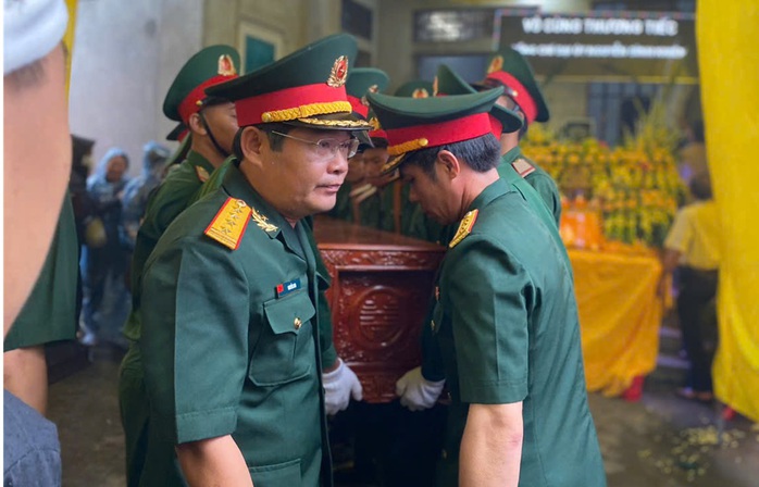 Quê nhà, đồng đội dầm mưa tiễn biệt đại úy Nguyễn Đình Khiêm- Ảnh 1. Quê nhà, đồng đội dầm mưa tiễn biệt đại úy Nguyễn Đình Khiêm- Ảnh 1.