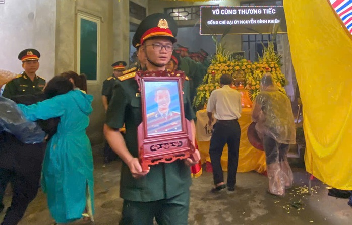 Quê nhà, đồng đội dầm mưa tiễn biệt đại úy Nguyễn Đình Khiêm- Ảnh 5. Quê nhà, đồng đội dầm mưa tiễn biệt đại úy Nguyễn Đình Khiêm- Ảnh 5.