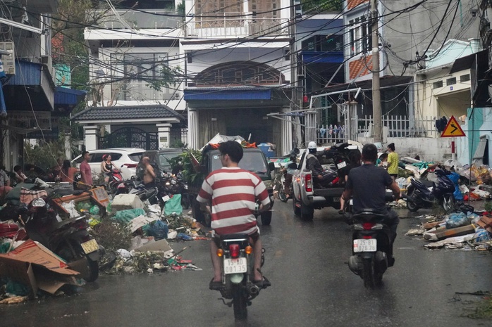 Cảnh tan hoang, đổ nát tại đảo Cát Bà sau bão số 3- Ảnh 4. Cảnh tan hoang, đổ nát tại đảo Cát Bà sau bão số 3- Ảnh 4.