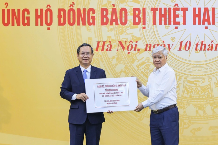 Bình Dương trao hỗ trợ 10 tỉ đồng ủng hộ các tỉnh phía Bắc- Ảnh 1. Bình Dương trao hỗ trợ 10 tỉ đồng ủng hộ các tỉnh phía Bắc- Ảnh 1.