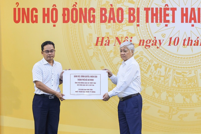 TP HCM đăng ký ủng hộ 120 tỉ đồng cho đồng bào bị thiệt hại do bão số 3- Ảnh 1. TP HCM đăng ký ủng hộ 120 tỉ đồng cho đồng bào bị thiệt hại do bão số 3- Ảnh 1.