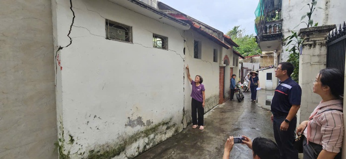 Báo Người Lao Động trao 10 triệu đồng hỗ trợ hộ gia đình nghèo chịu thiệt hại do bão số 3- Ảnh 2. Báo Người Lao Động trao 10 triệu đồng hỗ trợ hộ gia đình nghèo chịu thiệt hại do bão số 3- Ảnh 2.