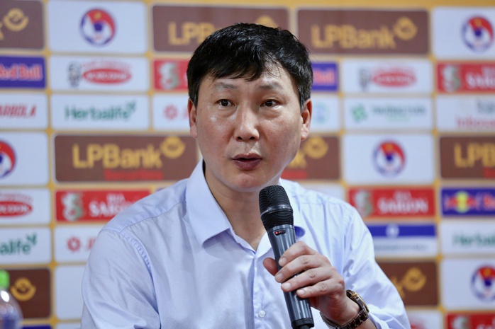 HLV Kim Sang-sik chỉ khuyết điểm của tuyển Việt Nam sau trận thua Thái Lan- Ảnh 4. HLV Kim Sang-sik chỉ khuyết điểm của tuyển Việt Nam sau trận thua Thái Lan- Ảnh 4.