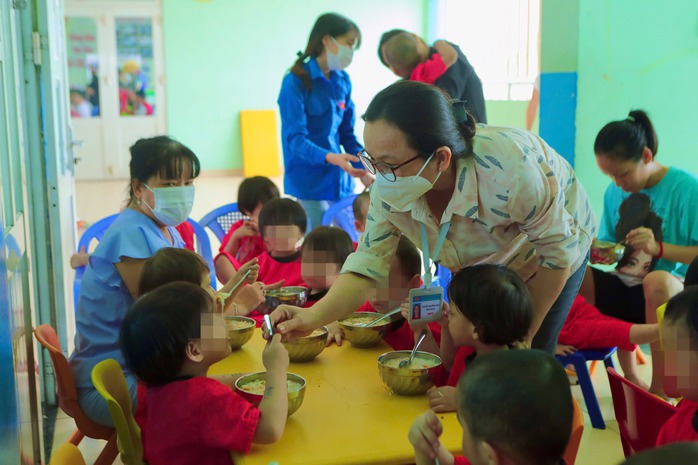 Bà Nguyễn Thị Hồng Châu đút cho các bé ăn tại Trung tâm Nuôi dưỡng và Bảo trợ trẻ em Tam Bình Bà Nguyễn Thị Hồng Châu đút cho các bé ăn tại Trung tâm Nuôi dưỡng và Bảo trợ trẻ em Tam Bình