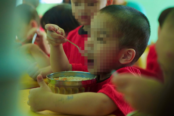 Dường như với những đứa trẻ này, chỉ đơn giản tự múc ăn, một bữa ăn ngon, an lành đã là hạnh phúc lớn lao Dường như với những đứa trẻ này, chỉ đơn giản tự múc ăn, một bữa ăn ngon, an lành đã là hạnh phúc lớn lao