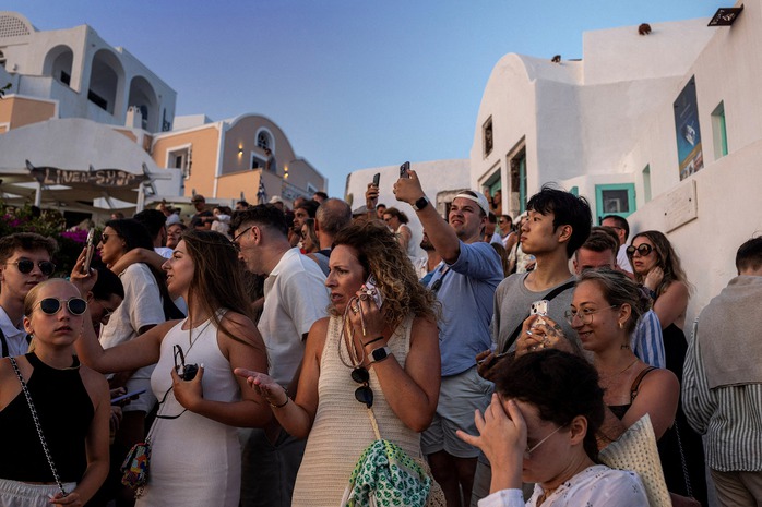 Du khách trên đảo Santorini (Hy Lạp) hồi tháng 7-2024Ảnh: Reuters Du khách trên đảo Santorini (Hy Lạp) hồi tháng 7-2024Ảnh: Reuters