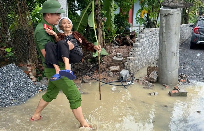 Nước lũ tràn đê bối, Nam Định di dời gần 500 hộ dân- Ảnh 1. Nước lũ tràn đê bối, Nam Định di dời gần 500 hộ dân- Ảnh 1.