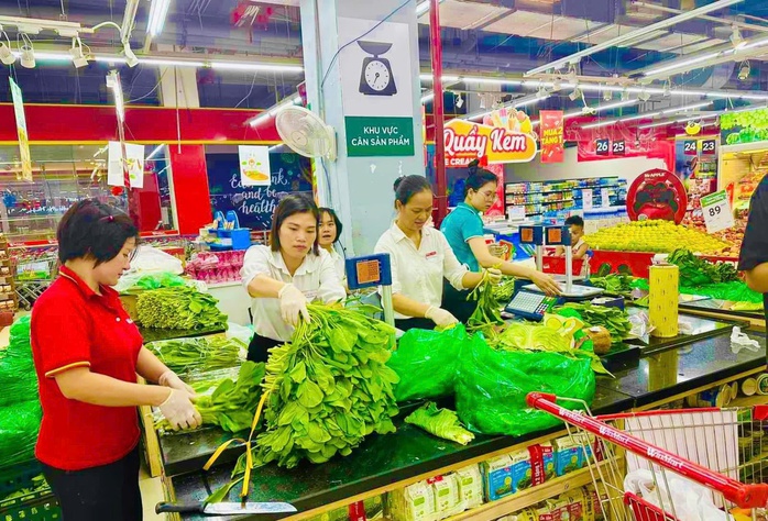 Nguồn cung, giá cả rau xanh, thực phẩm thiết yếu được bảo đảm tại các siêu thị ở Hà Nội Ảnh: LÊ THÚY Nguồn cung, giá cả rau xanh, thực phẩm thiết yếu được bảo đảm tại các siêu thị ở Hà Nội Ảnh: LÊ THÚY