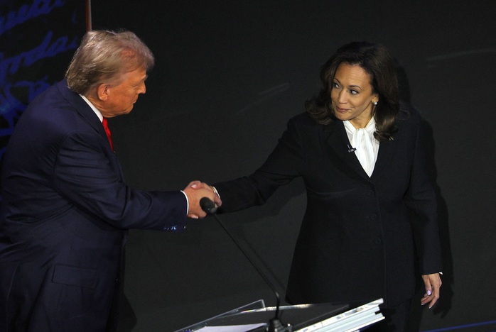 CLIP: Cái "bắt tay quyền lực" và những biểu cảm của bà Harris và ông Trump- Ảnh 1. CLIP: Cái "bắt tay quyền lực" và những biểu cảm của bà Harris và ông Trump- Ảnh 1.