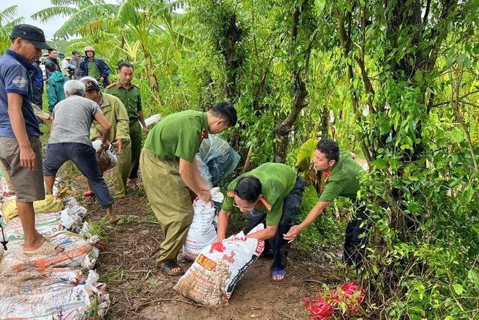 Nước lũ tràn đê bối, Nam Định di dời gần 500 hộ dân- Ảnh 3. Nước lũ tràn đê bối, Nam Định di dời gần 500 hộ dân- Ảnh 3.