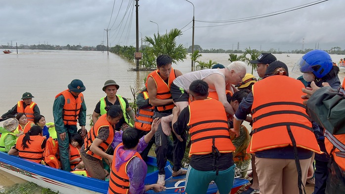 Lực lượng cứu hộ đưa người dân Thái Nguyên thoát khỏi vùng lũẢnh: CHIẾN HƯỞNG Lực lượng cứu hộ đưa người dân Thái Nguyên thoát khỏi vùng lũẢnh: CHIẾN HƯỞNG