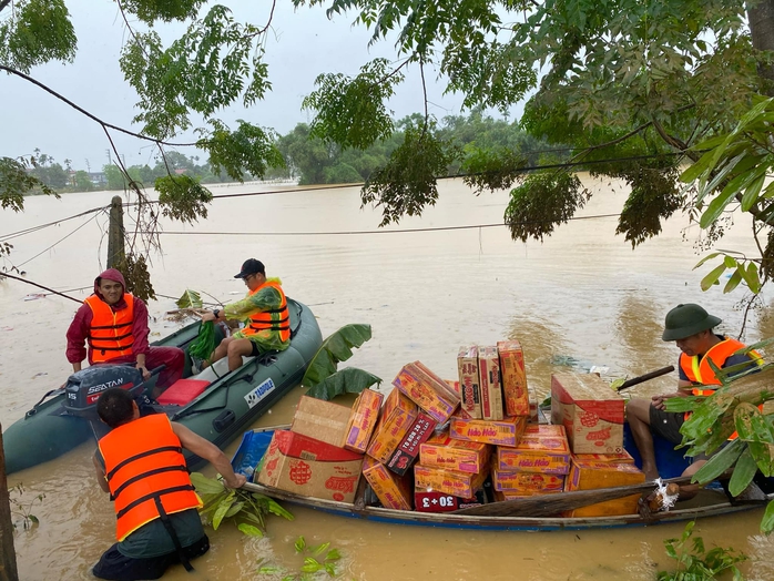 Không để thực phẩm hư hỏng, hết hạn đến tay người dân vùng lũ lụt- Ảnh 1. Không để thực phẩm hư hỏng, hết hạn đến tay người dân vùng lũ lụt- Ảnh 1.