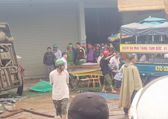 Hiện trường vụ lật xe khách, 8 người thương vong trên đường Hồ Chí Minh- Ảnh 3. Hiện trường vụ lật xe khách, 8 người thương vong trên đường Hồ Chí Minh- Ảnh 3.