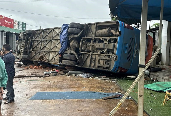Hiện trường vụ lật xe khách, 8 người thương vong trên đường Hồ Chí Minh- Ảnh 2. Hiện trường vụ lật xe khách, 8 người thương vong trên đường Hồ Chí Minh- Ảnh 2.