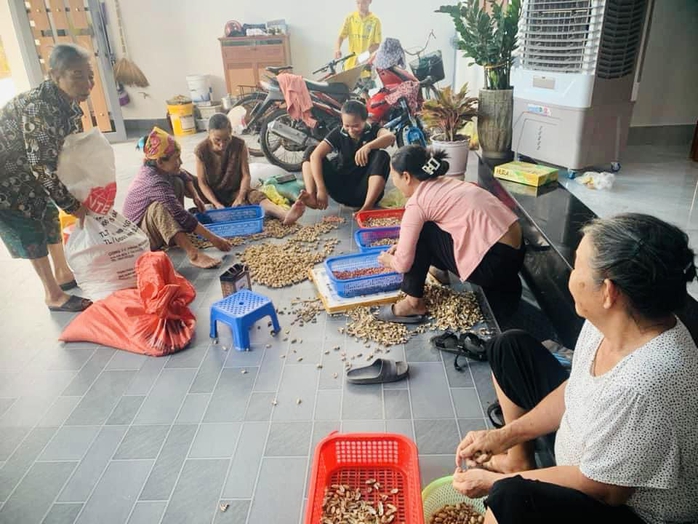 Người dân Hà Tĩnh chế biến thực phẩm, quyên góp vật dụng gửi các tỉnh miền Bắc- Ảnh 5. Người dân Hà Tĩnh chế biến thực phẩm, quyên góp vật dụng gửi các tỉnh miền Bắc- Ảnh 5.