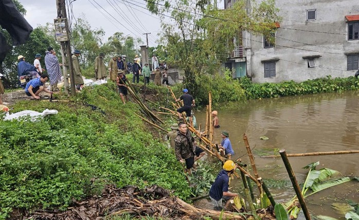 Nước lũ tràn đê bối, Nam Định di dời gần 500 hộ dân- Ảnh 4. Nước lũ tràn đê bối, Nam Định di dời gần 500 hộ dân- Ảnh 4.