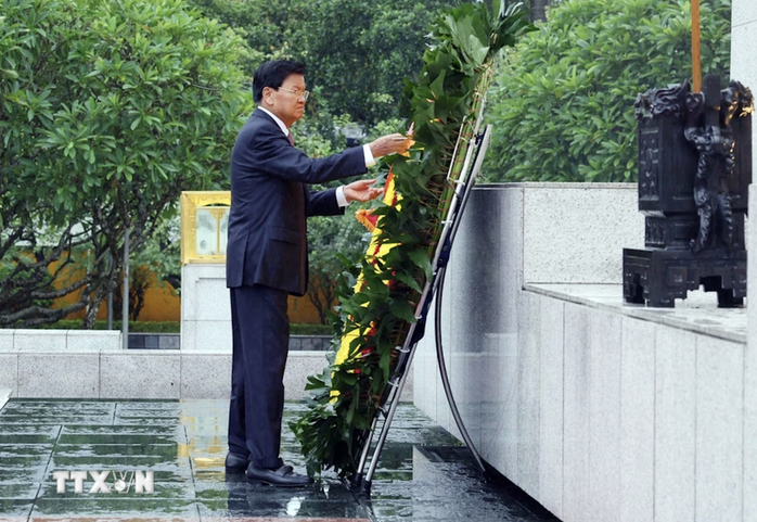 Tổng Bí thư, Chủ tịch nước Lào và Phu nhân vào Lăng viếng Chủ tịch Hồ Chí Minh- Ảnh 3. Tổng Bí thư, Chủ tịch nước Lào và Phu nhân vào Lăng viếng Chủ tịch Hồ Chí Minh- Ảnh 3.