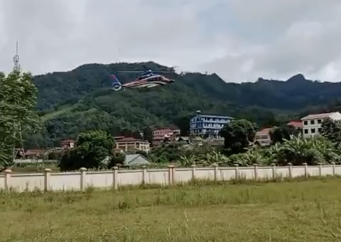 Trực thăng quân sự cất cánh trong mưa lớn chuyển hàng cứu trợ tới vùng lũ- Ảnh 2.