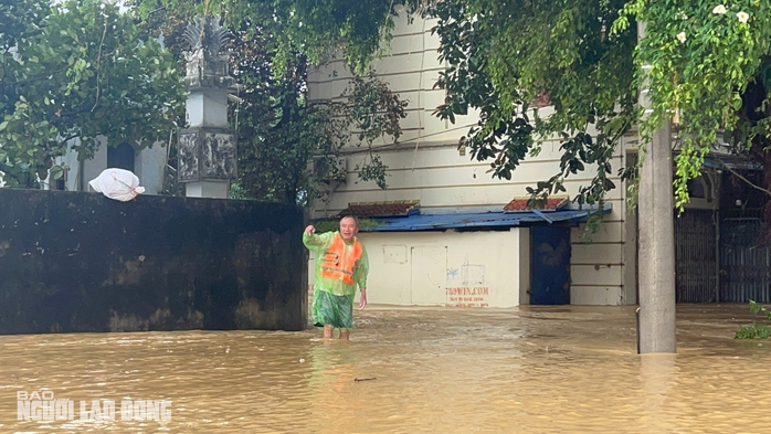 VIDEO: Xuồng máy tiếp cận, giải cứu nhiều người già, trẻ em ở vùng "tâm lũ" Thái Nguyên- Ảnh 4. VIDEO: Xuồng máy tiếp cận, giải cứu nhiều người già, trẻ em ở vùng "tâm lũ" Thái Nguyên- Ảnh 4.