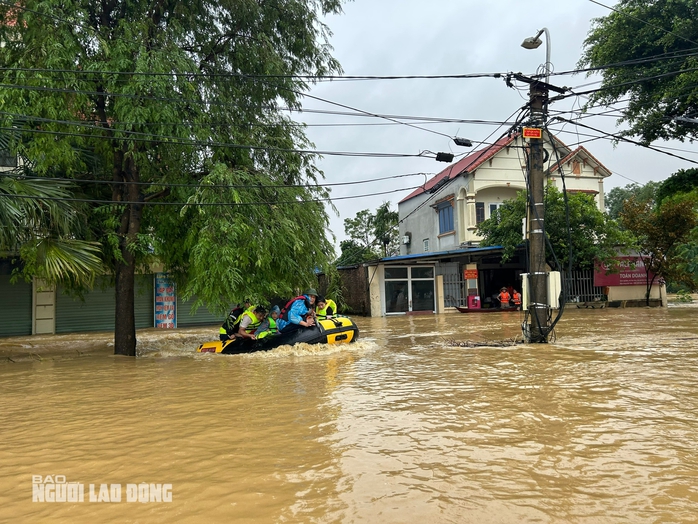 VIDEO: Xuồng máy tiếp cận, giải cứu nhiều người già, trẻ em ở vùng "tâm lũ" Thái Nguyên- Ảnh 5. VIDEO: Xuồng máy tiếp cận, giải cứu nhiều người già, trẻ em ở vùng "tâm lũ" Thái Nguyên- Ảnh 5.