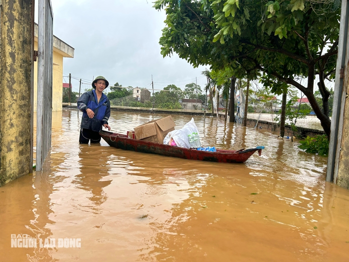 VIDEO: Xuồng máy tiếp cận, giải cứu nhiều người già, trẻ em ở vùng "tâm lũ" Thái Nguyên- Ảnh 6. VIDEO: Xuồng máy tiếp cận, giải cứu nhiều người già, trẻ em ở vùng "tâm lũ" Thái Nguyên- Ảnh 6.
