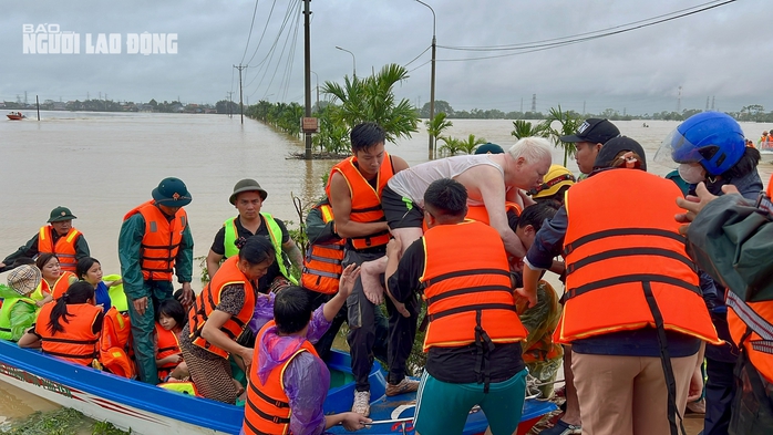 VIDEO: Xuồng máy tiếp cận, giải cứu nhiều người già, trẻ em ở vùng "tâm lũ" Thái Nguyên- Ảnh 9. VIDEO: Xuồng máy tiếp cận, giải cứu nhiều người già, trẻ em ở vùng "tâm lũ" Thái Nguyên- Ảnh 9.