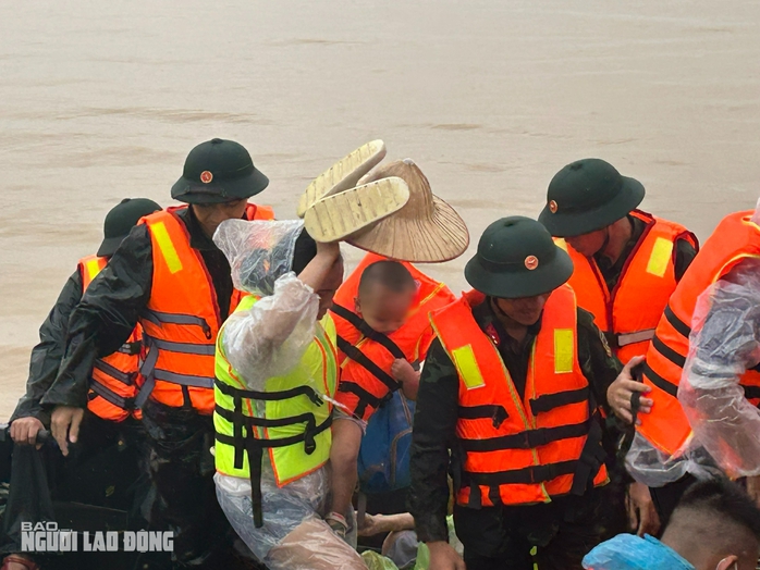 VIDEO: Xuồng máy tiếp cận, giải cứu nhiều người già, trẻ em ở vùng "tâm lũ" Thái Nguyên- Ảnh 10. VIDEO: Xuồng máy tiếp cận, giải cứu nhiều người già, trẻ em ở vùng "tâm lũ" Thái Nguyên- Ảnh 10.
