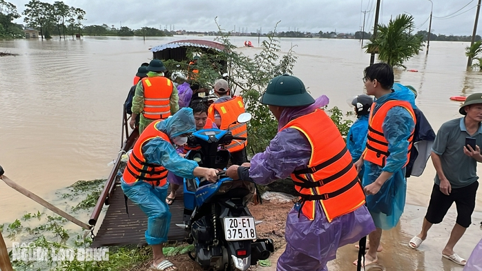 VIDEO: Xuồng máy tiếp cận, giải cứu nhiều người già, trẻ em ở vùng "tâm lũ" Thái Nguyên- Ảnh 11. VIDEO: Xuồng máy tiếp cận, giải cứu nhiều người già, trẻ em ở vùng "tâm lũ" Thái Nguyên- Ảnh 11.