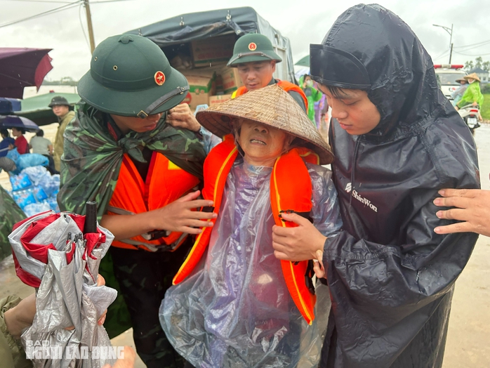 VIDEO: Xuồng máy tiếp cận, giải cứu nhiều người già, trẻ em ở vùng "tâm lũ" Thái Nguyên- Ảnh 12. VIDEO: Xuồng máy tiếp cận, giải cứu nhiều người già, trẻ em ở vùng "tâm lũ" Thái Nguyên- Ảnh 12.