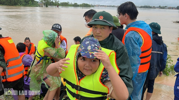 VIDEO: Xuồng máy tiếp cận, giải cứu nhiều người già, trẻ em ở vùng "tâm lũ" Thái Nguyên- Ảnh 13. VIDEO: Xuồng máy tiếp cận, giải cứu nhiều người già, trẻ em ở vùng "tâm lũ" Thái Nguyên- Ảnh 13.