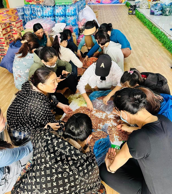Người dân Hà Tĩnh chế biến thực phẩm, quyên góp vật dụng gửi các tỉnh miền Bắc- Ảnh 4. Người dân Hà Tĩnh chế biến thực phẩm, quyên góp vật dụng gửi các tỉnh miền Bắc- Ảnh 4.