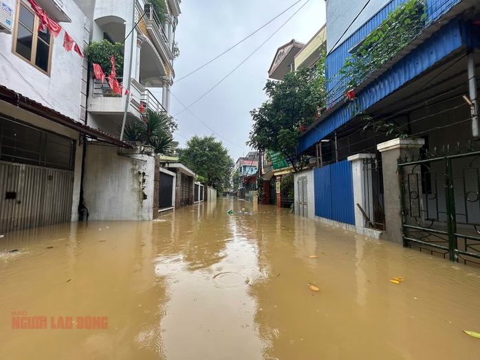 Ba ngày oằn mình chống lũ, giữ tài sản của người dân Thái Nguyên- Ảnh 1. Ba ngày oằn mình chống lũ, giữ tài sản của người dân Thái Nguyên- Ảnh 1.