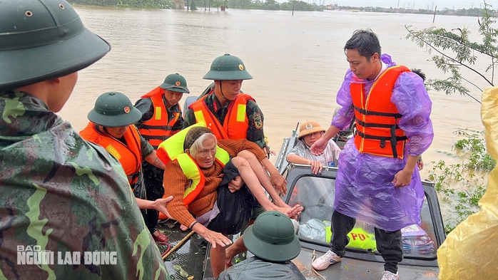 Ba ngày oằn mình chống lũ, giữ tài sản của người dân Thái Nguyên- Ảnh 6. Ba ngày oằn mình chống lũ, giữ tài sản của người dân Thái Nguyên- Ảnh 6.