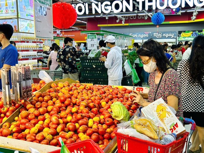 Nhu cầu mua thực phẩm tích trữ cao đột biến, siêu thị có khuyến cáo- Ảnh 1. Nhu cầu mua thực phẩm tích trữ cao đột biến, siêu thị có khuyến cáo- Ảnh 1.