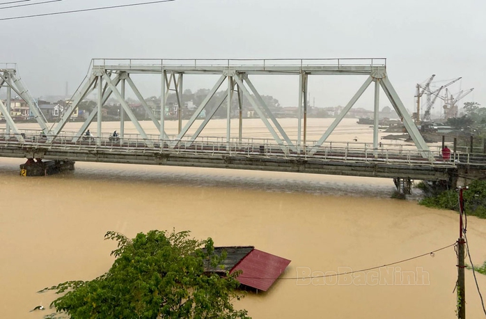 Cấm cầu Đáp Cầu nối Bắc Ninh - Bắc Giang khi lũ vượt báo động 3, rất nguy hiểm- Ảnh 1. Cấm cầu Đáp Cầu nối Bắc Ninh - Bắc Giang khi lũ vượt báo động 3, rất nguy hiểm- Ảnh 1.