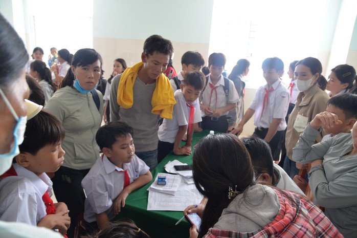 Thăm khám bệnh miễn phí cho người dân Lý Sơn- Ảnh 3. Thăm khám bệnh miễn phí cho người dân Lý Sơn- Ảnh 3.