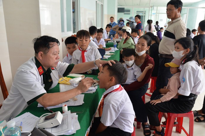 Thăm khám bệnh miễn phí cho người dân Lý Sơn- Ảnh 1. Thăm khám bệnh miễn phí cho người dân Lý Sơn- Ảnh 1.
