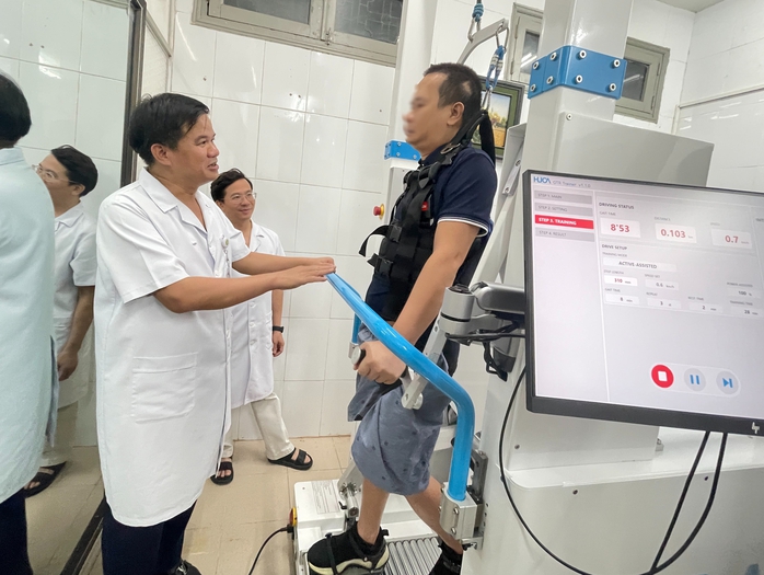 Bị di chứng đột quỵ, được robot huấn luyện dáng đi- Ảnh 1. Bị di chứng đột quỵ, được robot huấn luyện dáng đi- Ảnh 1.