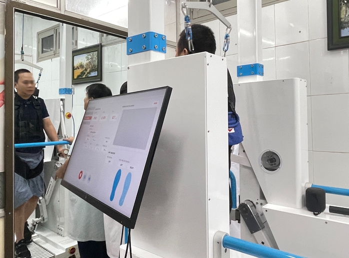 Bị di chứng đột quỵ, được robot huấn luyện dáng đi- Ảnh 2. Bị di chứng đột quỵ, được robot huấn luyện dáng đi- Ảnh 2.