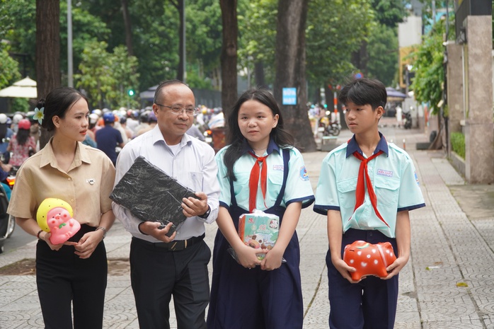 TP HCM: Nhiều người không ngủ, đóng gói hàng cứu trợ ủng hộ miền Bắc- Ảnh 6. TP HCM: Nhiều người không ngủ, đóng gói hàng cứu trợ ủng hộ miền Bắc- Ảnh 6.