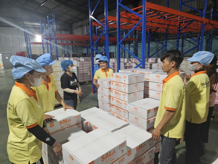 TP HCM: Nhiều người không ngủ, đóng gói hàng cứu trợ ủng hộ miền Bắc- Ảnh 1. TP HCM: Nhiều người không ngủ, đóng gói hàng cứu trợ ủng hộ miền Bắc- Ảnh 1.