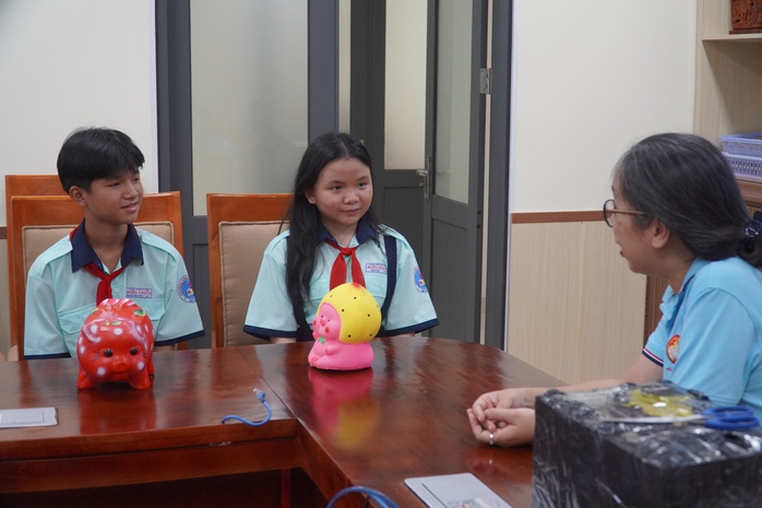 TP HCM: Nhiều người không ngủ, đóng gói hàng cứu trợ ủng hộ miền Bắc- Ảnh 7. TP HCM: Nhiều người không ngủ, đóng gói hàng cứu trợ ủng hộ miền Bắc- Ảnh 7.