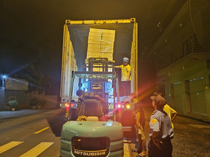 TP HCM: Nhiều người không ngủ, đóng gói hàng cứu trợ ủng hộ miền Bắc- Ảnh 2. TP HCM: Nhiều người không ngủ, đóng gói hàng cứu trợ ủng hộ miền Bắc- Ảnh 2.