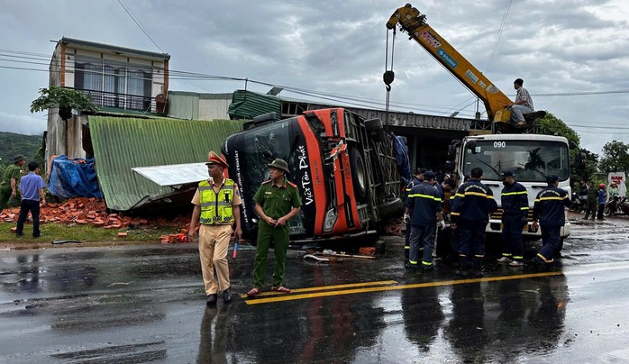 Hiện trường vụ lật xe khách, 8 người thương vong trên đường Hồ Chí Minh- Ảnh 1. Hiện trường vụ lật xe khách, 8 người thương vong trên đường Hồ Chí Minh- Ảnh 1.