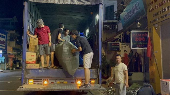 TP HCM: Nhiều người không ngủ, đóng gói hàng cứu trợ ủng hộ miền Bắc- Ảnh 3. TP HCM: Nhiều người không ngủ, đóng gói hàng cứu trợ ủng hộ miền Bắc- Ảnh 3.