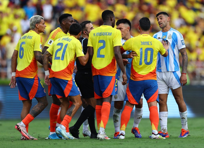 Vắng Messi, Argentina gục ngã trước "đòn thù" Colombia- Ảnh 5. Vắng Messi, Argentina gục ngã trước "đòn thù" Colombia- Ảnh 5.