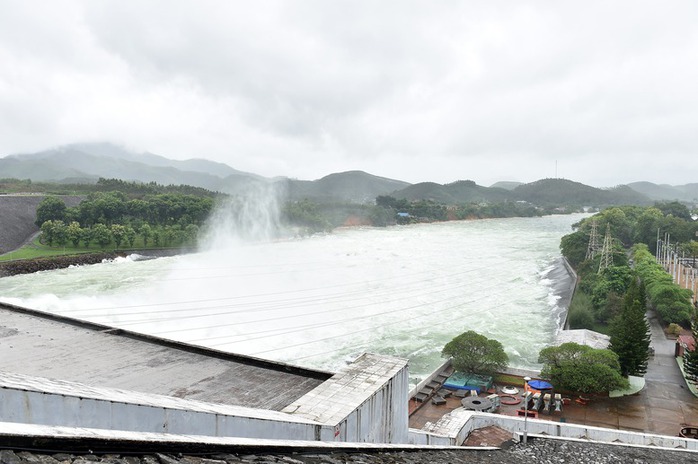 Phó Thủ tướng thị sát thủy điện Thác Bà: Ưu tiên cao nhất là tính mạng người dân- Ảnh 3. Phó Thủ tướng thị sát thủy điện Thác Bà: Ưu tiên cao nhất là tính mạng người dân- Ảnh 3.