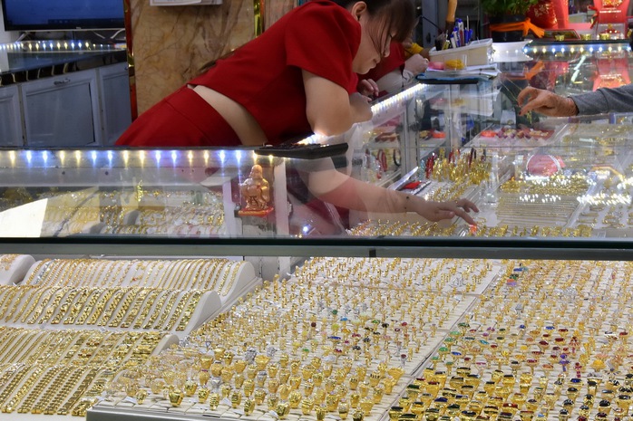 Giá vàng hôm nay, 12-9: Sụt giảm, giới đầu cơ bán ra
- Ảnh 1. Giá vàng hôm nay, 12-9: Sụt giảm, giới đầu cơ bán ra
- Ảnh 1.