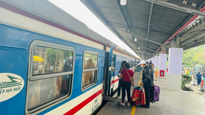 Đường sắt vận chuyển hàng cứu trợ miễn phí về các tỉnh phía Bắc- Ảnh 1. Đường sắt vận chuyển hàng cứu trợ miễn phí về các tỉnh phía Bắc- Ảnh 1.